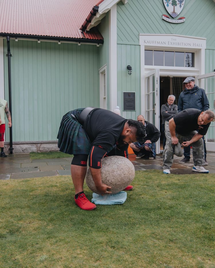 Eddie Willams lifts the Invercauld stone.